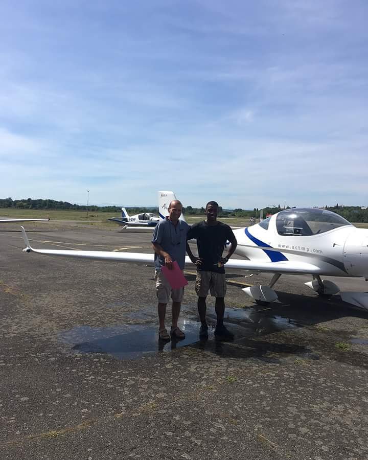 fly_ACTMP's tweet photo. Après être breveté ULM et avion, Idris continu sa carrière aéronautique à la marine ! Bon courage ! https://t.co/O33noS0FfK
