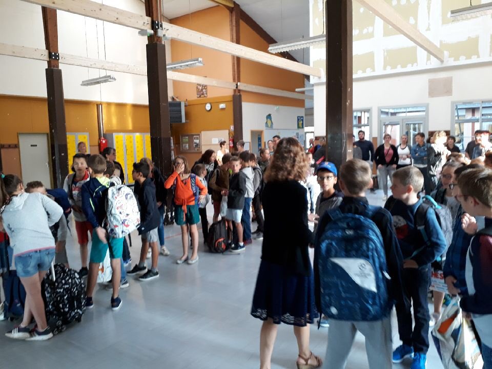 ac_normandie's tweet photo. #Rentree2018 les CM font leur rentrée dans les murs du collège dans l'#Orne. Une #expérimentation qui favorise la continuité pédagogique et un passage en douceur en 6e. Projets éducatifs communs avec les CM et les 6 #ouverture #échanges #Ecoledelaconfiance https://t.co/29Monf39Ff
