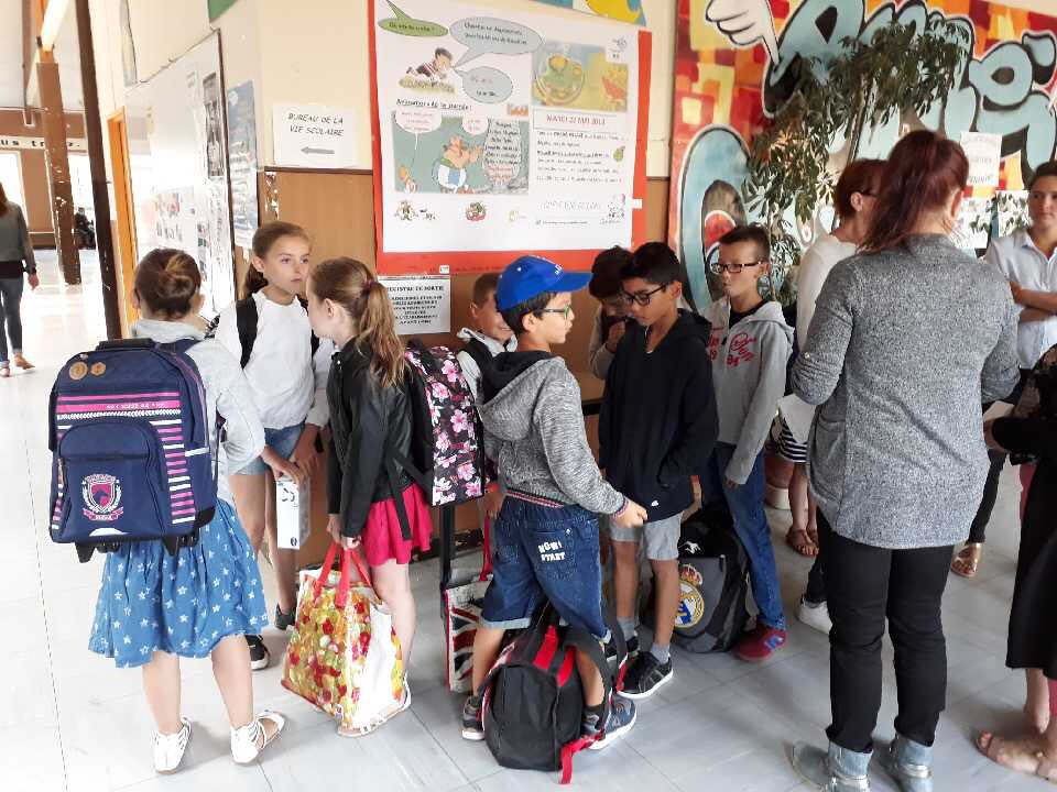 ac_normandie's tweet photo. #Rentree2018 les CM font leur rentrée dans les murs du collège dans l'#Orne. Une #expérimentation qui favorise la continuité pédagogique et un passage en douceur en 6e. Projets éducatifs communs avec les CM et les 6 #ouverture #échanges #Ecoledelaconfiance https://t.co/29Monf39Ff