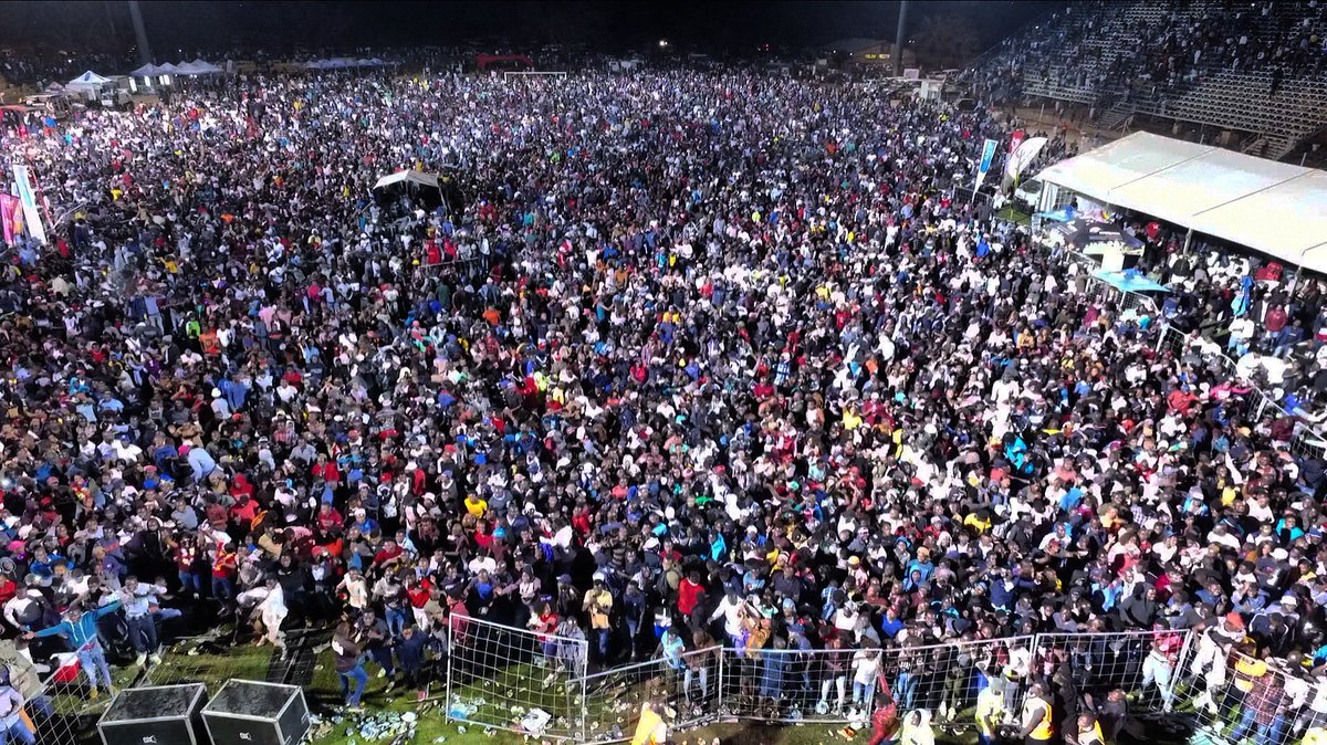 Djbrianrikhotso's tweet photo. Thanks 🙏 for #fillingup  Giyani Stadium! Picture Cred. @bharulec 🔥🙌🏻🙌🏻🙌🏻@BennyMayengani thanks for the opportunity for allowing #DjBrian and the rest of the artists to perform before this massive crowd! #HiDangisile🙌🏻🙌🏻🙌🏻 #XiteleStadiumxaGiyani https://t.co/2r57R9Pi53