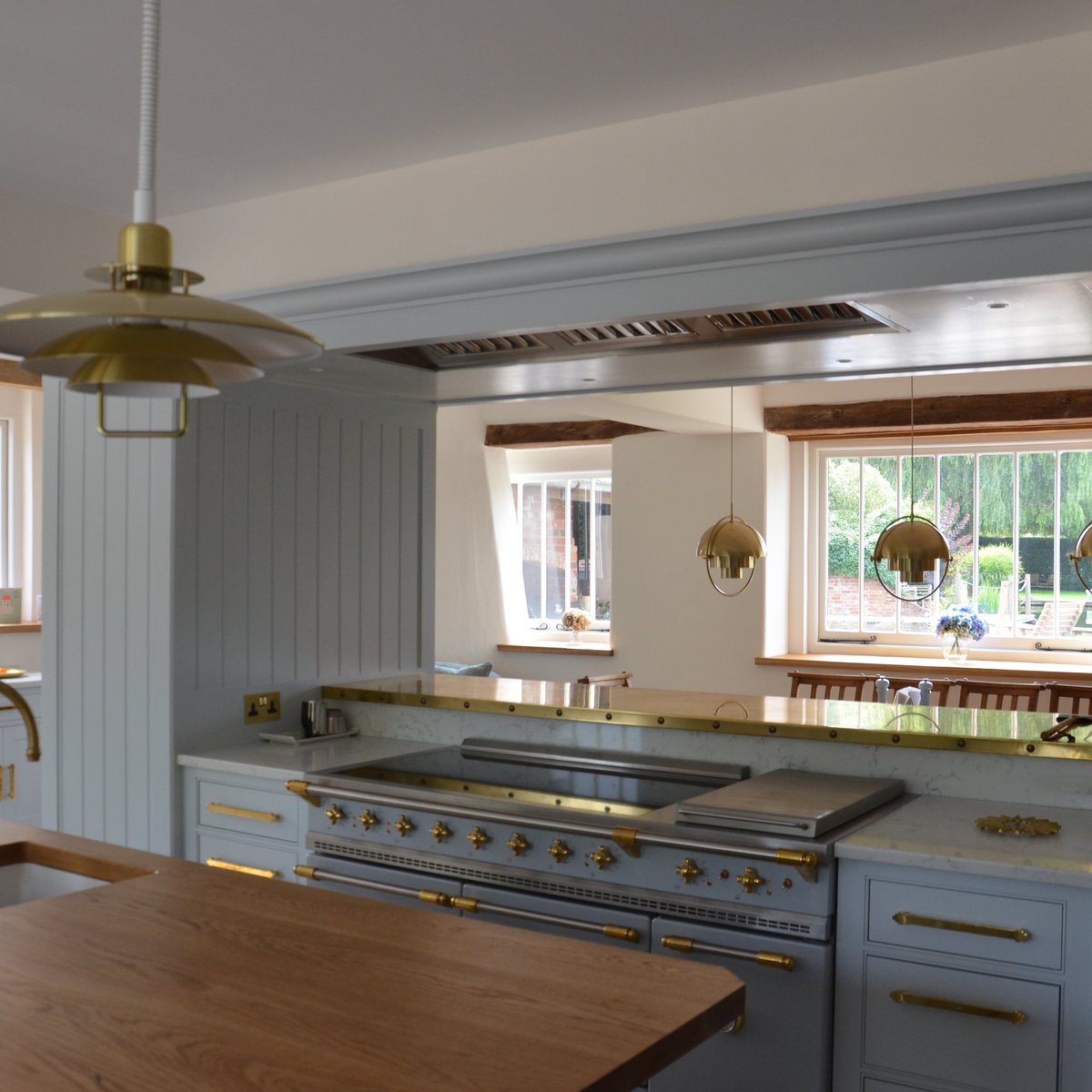 ModumWorktops's tweet image. Mirror brass counter top finished with stud edge detail for very unique kitchen💎
#modumworktops #brassbar #bespoke #uniquekitchen #perfection #craftsmandhip #brassfabrications #kitchenideas #brassinthekitchen #mirrorbrass #loveit #homedesignideas #beautifulkitchen