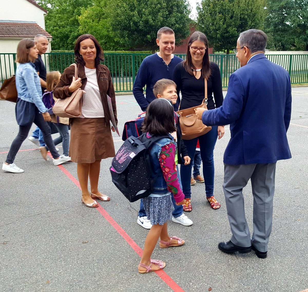 didier_dousset's tweet photo. A tous les jeunes plesséens en maternelle, en élémentaire, au collège et au lycée, mais aussi aux professeurs et aux encadrants, je vous souhaite une excellente #rentreescolaire ! https://t.co/xBVmn2TdLF