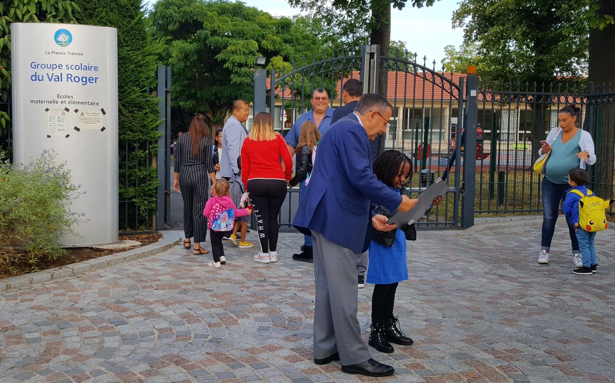 didier_dousset's tweet photo. A tous les jeunes plesséens en maternelle, en élémentaire, au collège et au lycée, mais aussi aux professeurs et aux encadrants, je vous souhaite une excellente #rentreescolaire ! https://t.co/xBVmn2TdLF
