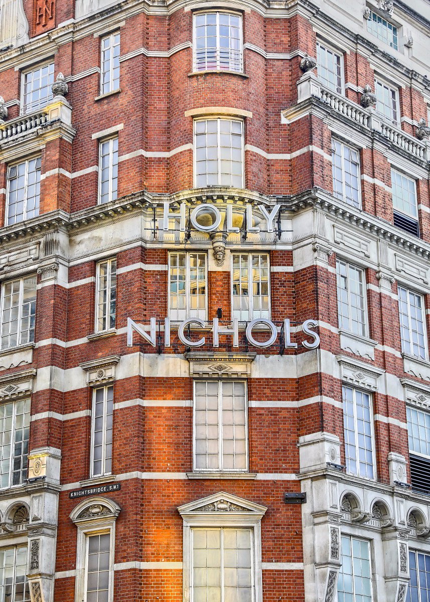 HarveyNichols's tweet image. Say hello to Holly Nichols 👋🏼 Women are taking over this September. 
Hit the link to discover our new campaign 👉 bit.ly/2PZW8OA
#HelloHollyNichols