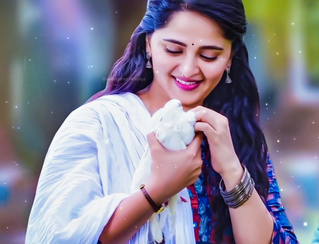 AnushkaShettyTM's tweet photo. Beautiful Smile😍😍💖💖
.
.
.
#Chanchala #Bhaagamathie
.
.
.
#AnushkaShetty #ANUSHKA #sweetyshetty #tollywoodactress #BlockbusterBhaagamathie #kollywood https://t.co/1apNnqhJqS