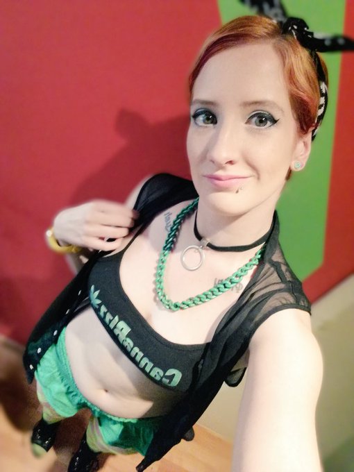 Getting ready for work @SG_parties @Cannabizza #showgirls #showtime #altgirls #420girls https://t.co