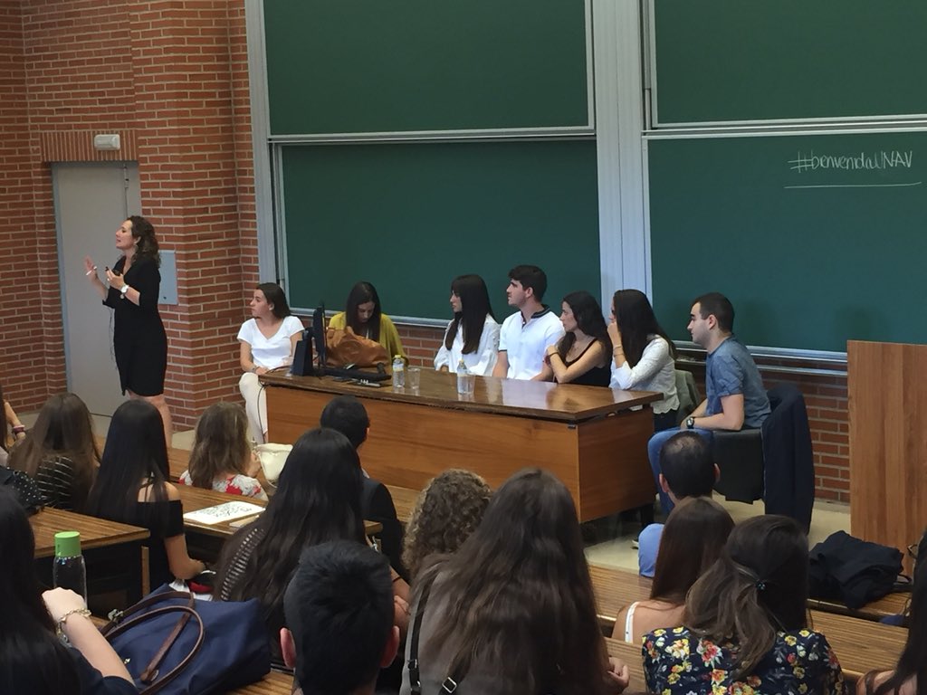 Alumnos y graduados cuentan su experiencia en la Facultad. La coordinadora de estudios, Loreto Pérez-Santana anima a involucrarse en las actividades extracurriculares para ir diseñando el perfil profesional. “Todos seréis graduados, pero os habréis diferenciado”. #bienvenidaUNAV
