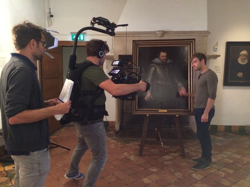 TafelvanVijf's tweet photo. Vandaag maken we filmopnames voor het promofilmpje voor onze voorstelling De Vergeten Zoon van Willem van Oranje. Waar kan dit beter dan in het voormalige woonhuis van Willem: @HetPrinsenhof in Delft! 
Zie voor meer info over de voorstelling
https://t.co/JZ7Sa8uVGj https://t.co/m2oHUzZ26E