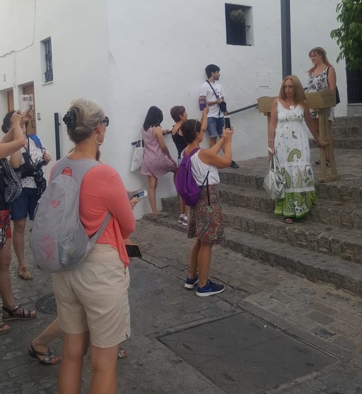 BCIncoming's tweet photo. Comencemos la semana de manera divertida,🧐 un grupo en una de nuestras excursiones la pasada semana, ¿Serían capaces de descubrir el lugar con estas dos fotografías?🤔🏛️🌍 #BCI #CadizProvincia https://t.co/x2wz8Jxrnq