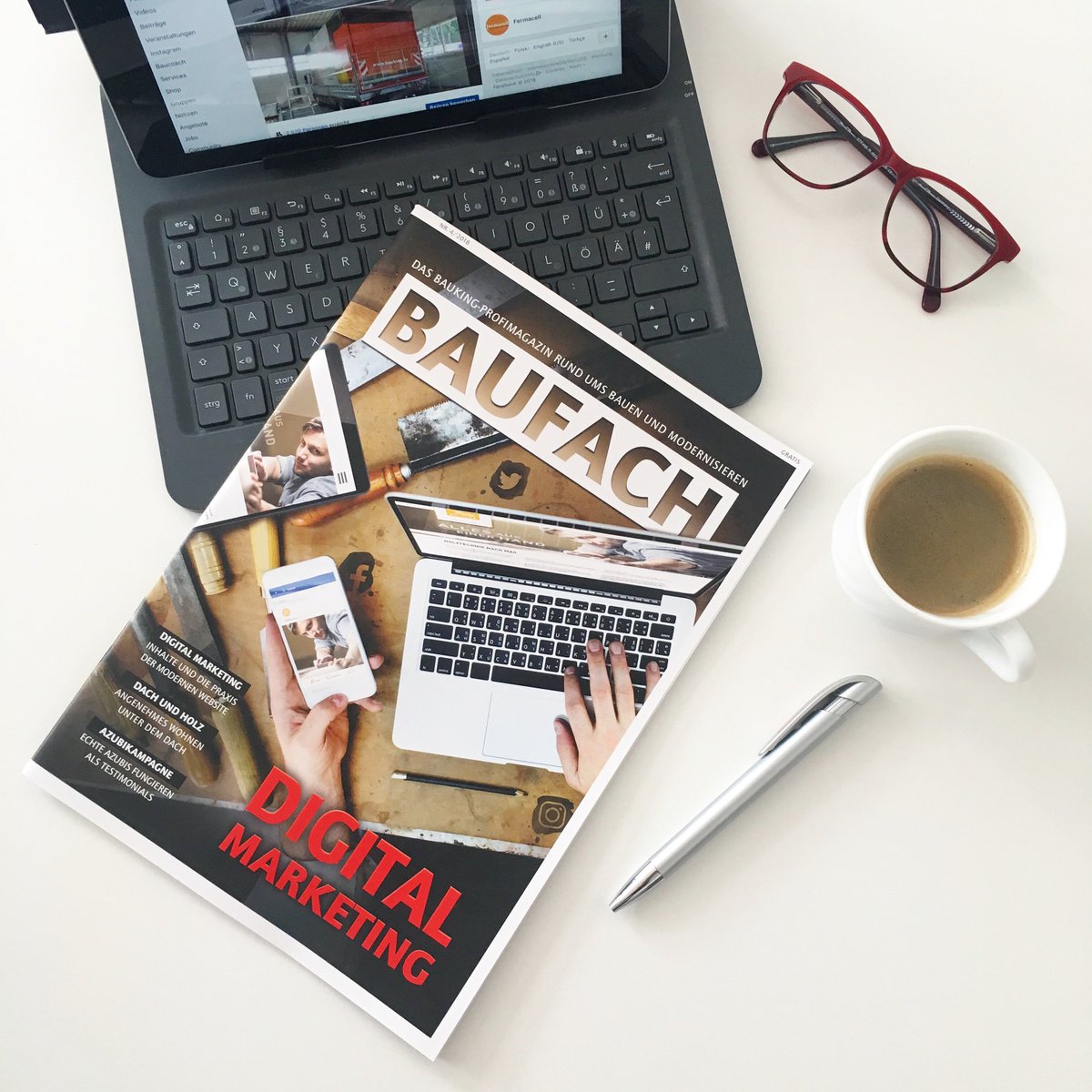 Ihr seit genau in diesem Moment online. Ihr bewegt euch auf digitalem Terrain! Doch was ist eigentlich Digital Marketing? Das könnt ihr nachlesen in unserer frisch gedruckten, neuen BAUFACH! Also, Kaffee schnappen und los. Download unter: 
bauking.de/publish/binary…