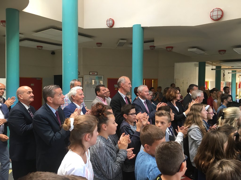 unionvienne's tweet photo. Rentrée scolaire en #musique au collège Maurice Bedel #StGervaisles3Clochers (310 élèves) présence recteur @acpoitiers @brunobelin @jpabelin Pdt @CAChatellerault #ABraguier maire #HColin dotation: 89927€ 60 ordinateurs et 15 tablettes. Education priorité @departement86 https://t.co/OslzRy0nXo