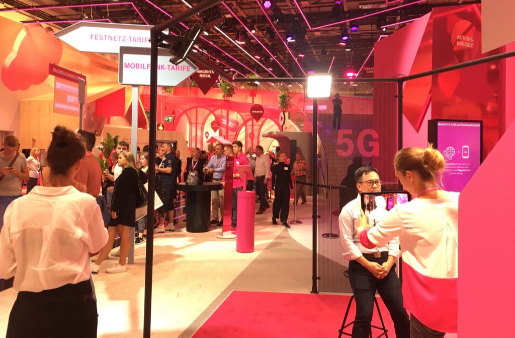innosabi's tweet photo. Unterwegs mit @flo_rian_vetter zur Halle der @deutschetelekom auf der #IFA18, um nach der #Telekom #Ideenschmiede zu schauen, wo nicht nur #Kunden, sondern quasi jeder Messebesucher an der Entwicklung der Telekom mitwirken kann #proud #innovation #CustomerEngagement https://t.co/kL7H9OHW9g