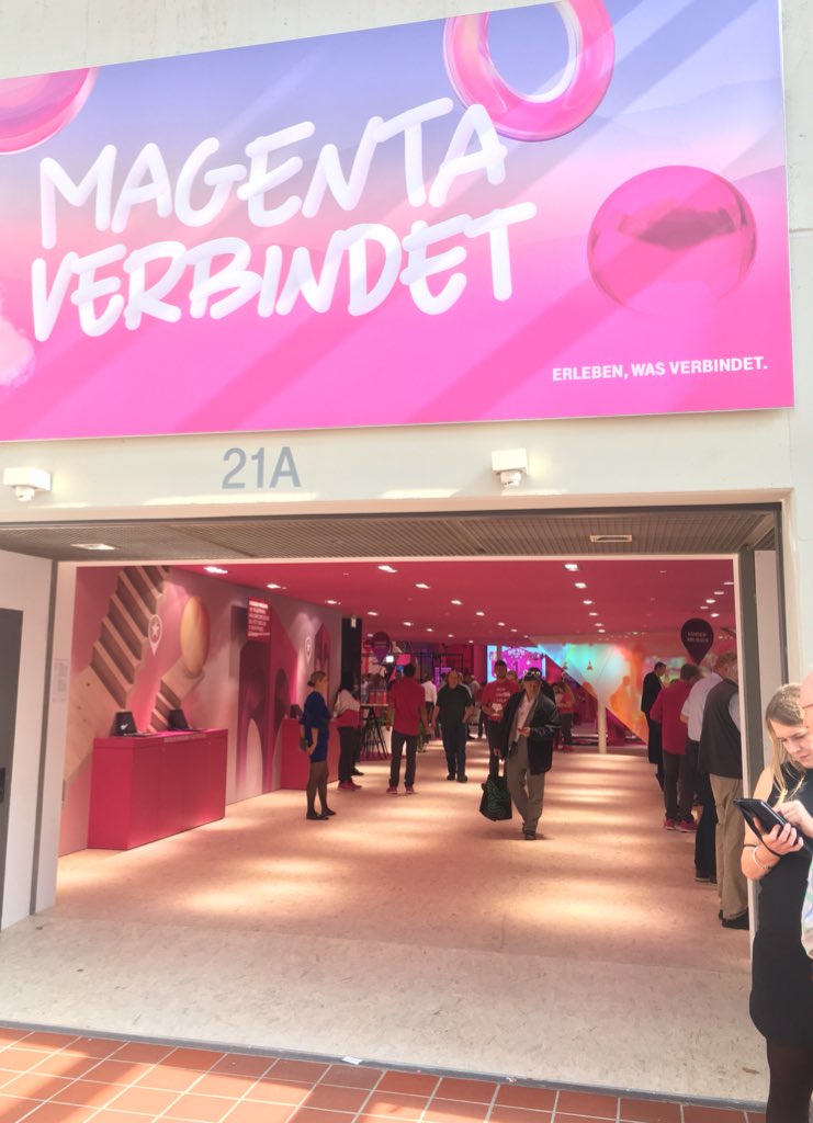 innosabi's tweet photo. Unterwegs mit @flo_rian_vetter zur Halle der @deutschetelekom auf der #IFA18, um nach der #Telekom #Ideenschmiede zu schauen, wo nicht nur #Kunden, sondern quasi jeder Messebesucher an der Entwicklung der Telekom mitwirken kann #proud #innovation #CustomerEngagement https://t.co/kL7H9OHW9g