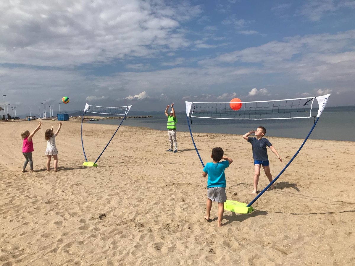 EnanoVerdeEs's tweet photo. El Voleibol playa es un deporte compuesto por una pelota y una red con dos extremos anclados a una pesa que limitará cada lado del campo. https://t.co/oGzTCM3DTB