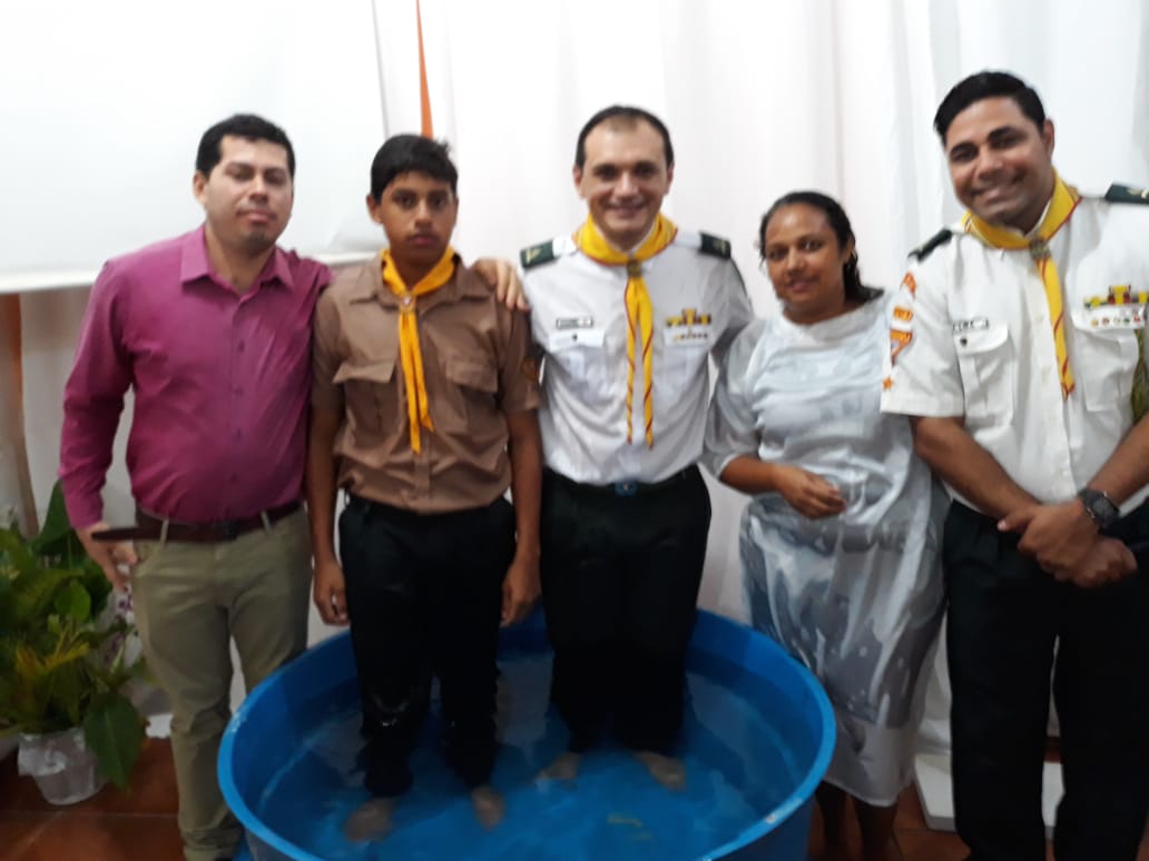 pr_juniorlira's tweet photo. Mais uma noite de festa no Distrito de Ponte dos Carvalhos.
Mãe e filho selaram suas vidas a Cristo. O apelo para o batismo era somente para o filho, mas alcançou o coração da mãe dele e ambos desceram as águas batismais.

#EmDeusFaremosProezas
#DistritodoPoder https://t.co/ExlWsdI6wz