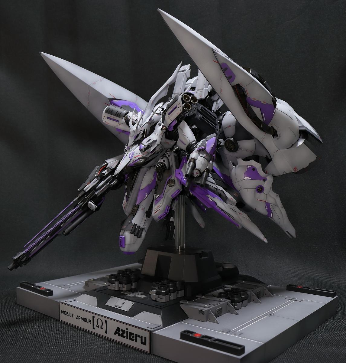 akamari00's tweet photo. 応募締め切りということで今年のGBWCエントリー作品を公開します！
作品タイトルは「 MOBILE ARMOUR　OMEGA AZIERU」ジオンが製造��た最後のモビルアーマーという設定で制作しました

シンプルな構図ですがカラーリングや機体の形状でMA独特の威圧感を感じられるように意識しました
＃GBWC　＃GBWC2018 https://t.co/CwWQS5P2We