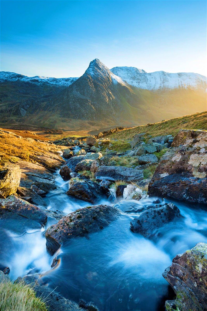 lonelyplanet's tweet photo. First time in #Wales? Take it all in with dragons, castles and breath-taking scenery. https://t.co/JDSZVYuLuj by @YayAmyPay https://t.co/NS7ejDJcki