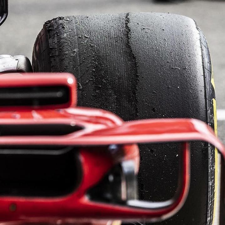 Ferrari pilotu, Kimi Raikkonen yarış bittikten sonra belkide galibiyeti kaçırmasına neden olan aracının sol arka lastiğine bakıyor.📸❄

#F1 #italyagp