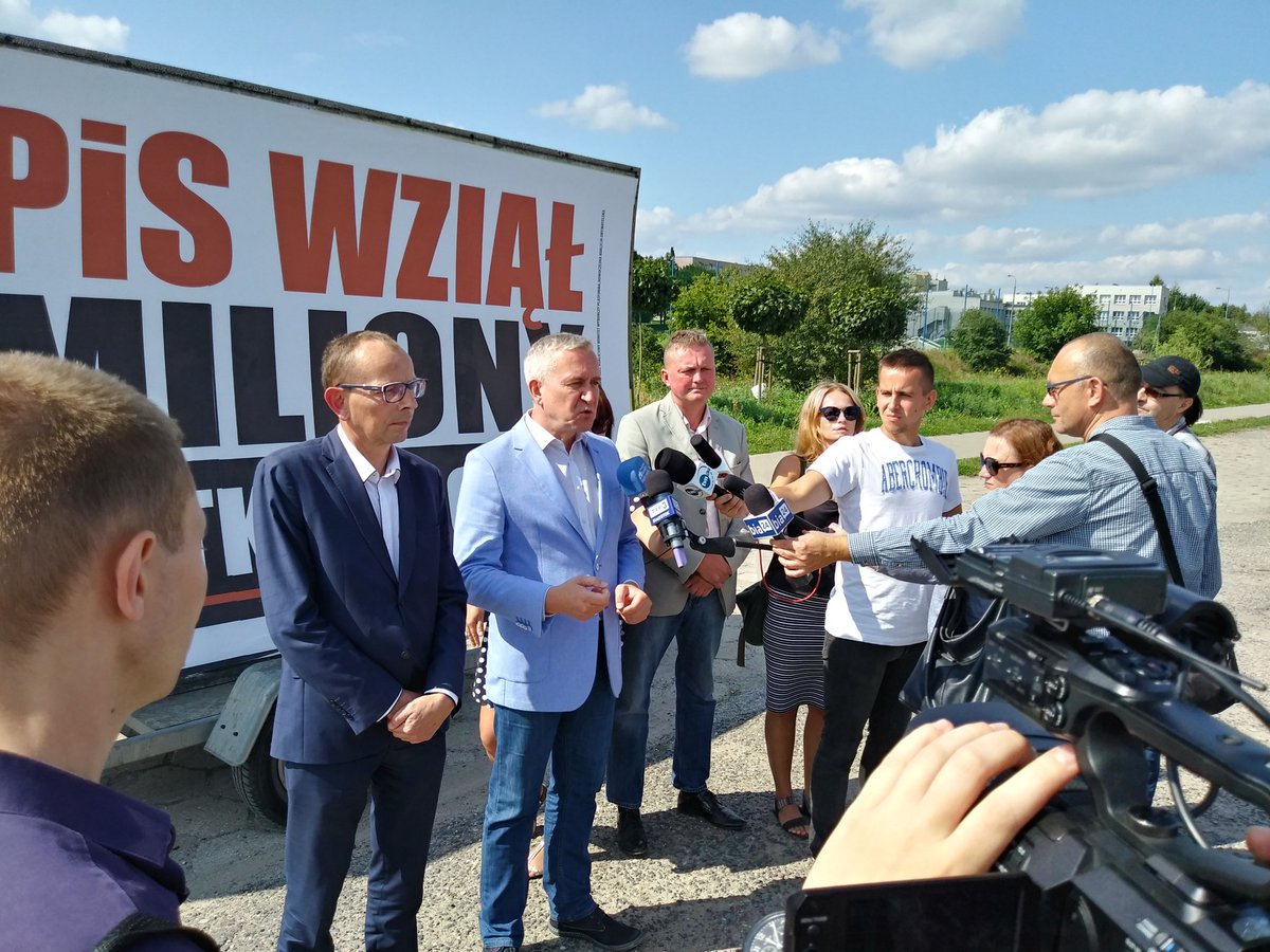 PodlaskiePO's tweet photo. Andrzej #Perkowski: za rządów PiS wszystko drożeje. Jestem przedsiębiorcom budowlanym i widzę jak rosną ceny mieszkań. #PiSwziąłmiliony https://t.co/7GpOxvQk2W