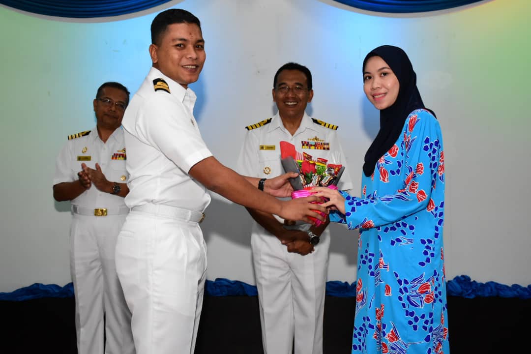 MPLD_TLDM's tweet photo. Majlis Pemakaian Pangkat Pegawai @MPPL_TLDM  dan UBN oleh Ketua Staf @fmyeor 3 Sep 18. Tahniah diucapkan. 
@mykamarul
@reza_azeranil63
@rusliramli544
@kdptldm 
@tldm_rasmi
@GAGAHSAMUDERA
@KDTEGUHSAMUDERA
@KDSI_rasmi
@kdsi_1 @PK_TLDM https://t.co/IaQYKGeAzc