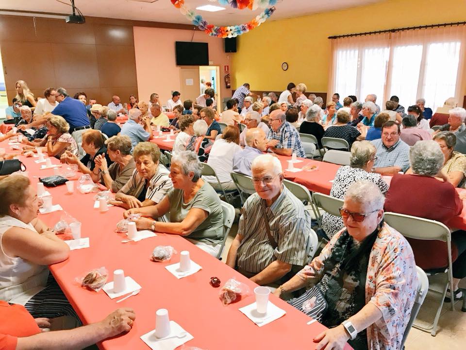 OnaMalgrat's tweet photo. ▶ Una xocolatada estrena la Setmana Gran dels jubilats, que aplegarà centenars de persones entre tots els actes: https://t.co/4sDrJJwVvh #setmanagran #malgratdemar https://t.co/xHZU4zcW2A
