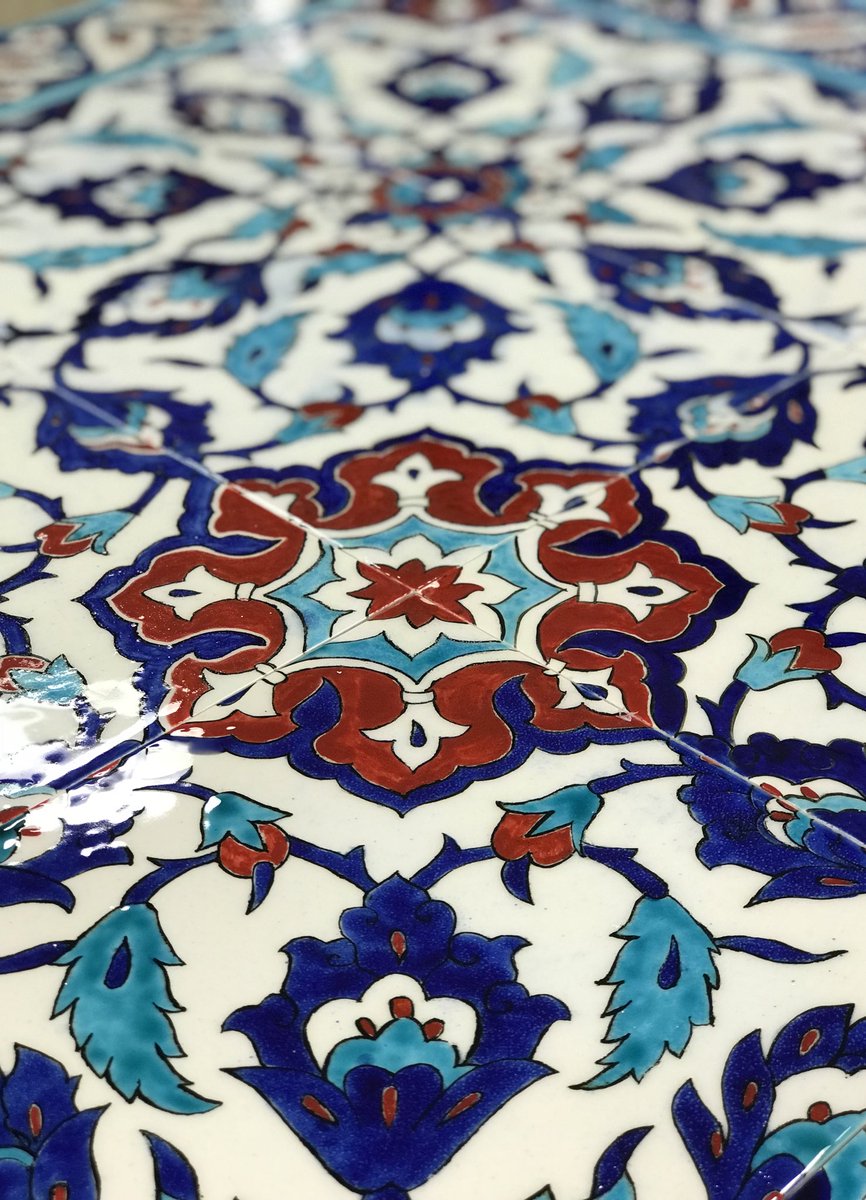 إبداع المشاركين في ورشة البلاط الإزنيقي التي أقيمت في #متحف_الفن_الإسلامي، تم الرسم على البلاط وتلوينه وبعد ذلك إدخاله إلى الفرن وهذه هي النتيجة النهائية.
#متاحف_قطر #الدوحة #قطر