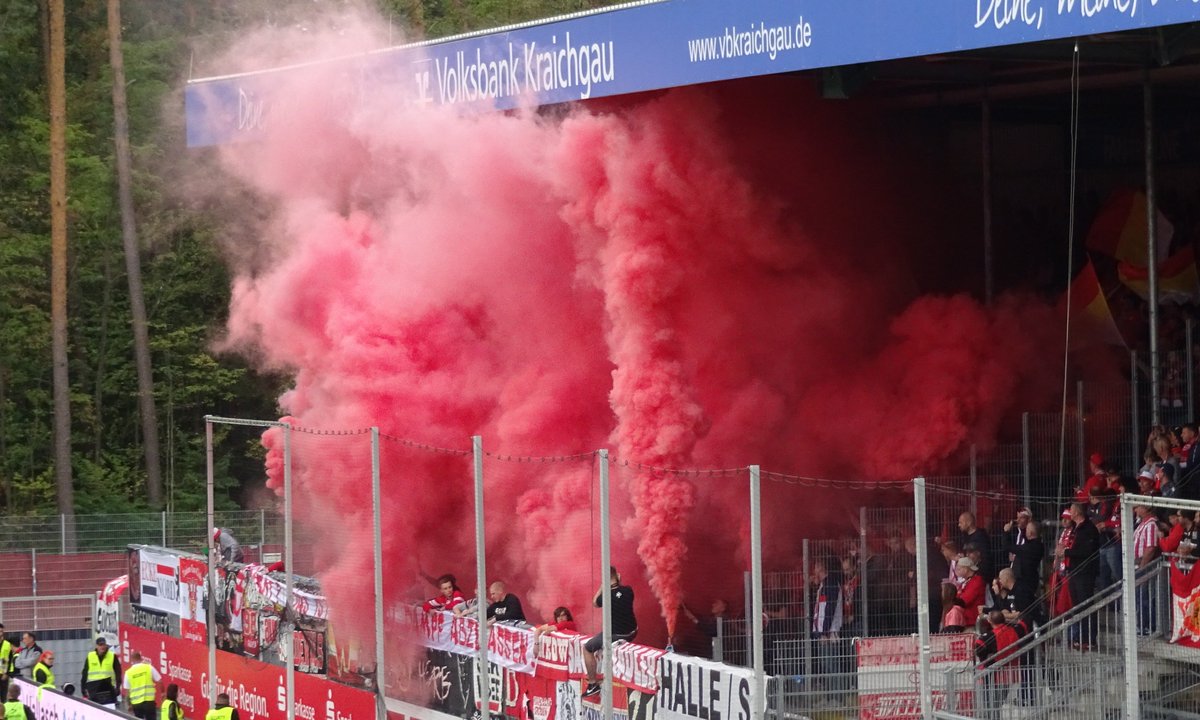 FasziFankurve's tweet photo. „Choreoverbot? Das ist unsere Art, Dampf abzulassen!“: Wie #FCUnion #Berlin #Ultras mit einer #Pyroshow auf ein #Choreografie-Verbot in #Sandhausen reagierten: #SVSFCU #FCU #unveu https://t.co/VmHJeMbsYJ https://t.co/cbymauj3rw