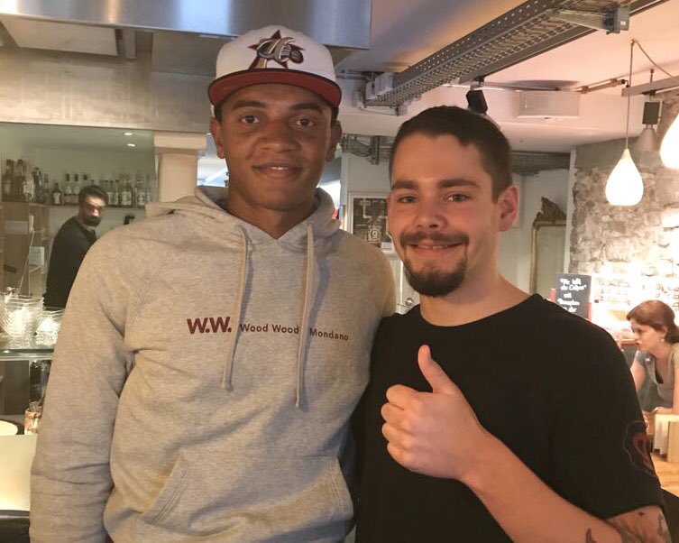 Nati-Spieler und BVB-Star Manuel Akanji mit Merlin, unserem grössten Fussballfan. #grepery #nati #bvb #winterthur