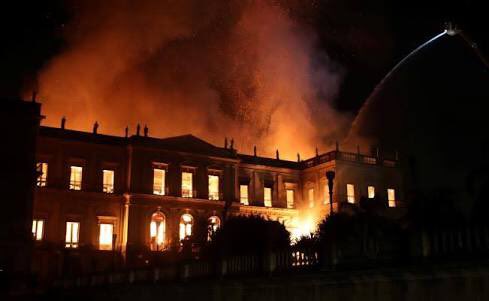 Buenos días con tristeza por el incendio del Museo Nacional de Brasil. Acá datos de prensa

- Albergaba 20 millones de piezas 
- Cumplió 200 años en junio
- Gob. le había retirado 60% de ppto 
- Tenía grave falta de mantenimiento
- Tenían plan de rescate que no alcanzó a iniciar