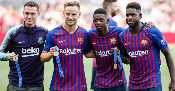 jogo_viktor's tweet photo. Dembele, Umtiti, Rakitic and Vermaelen honored at the Camp Nou https://t.co/AJv10H1WLW https://t.co/kCebg4oxXU