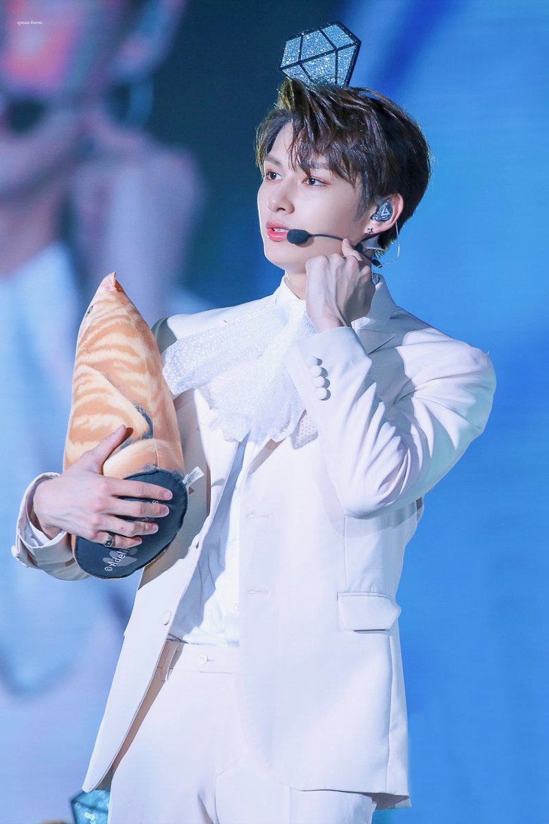 180831

#준 #문준휘 #文俊辉 #JUN #세븐틴 #SEVENTEEN