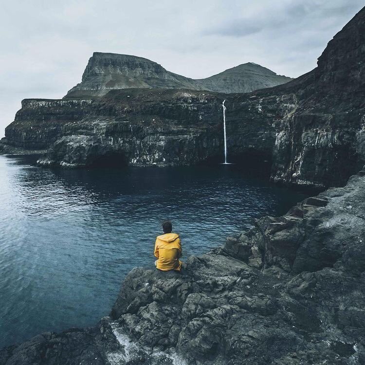 هِي حياتُك انت لاتجعل الآخرين يُخبرونك كيف تعيشها .
It's your life, don't let others tell 
you how to live it