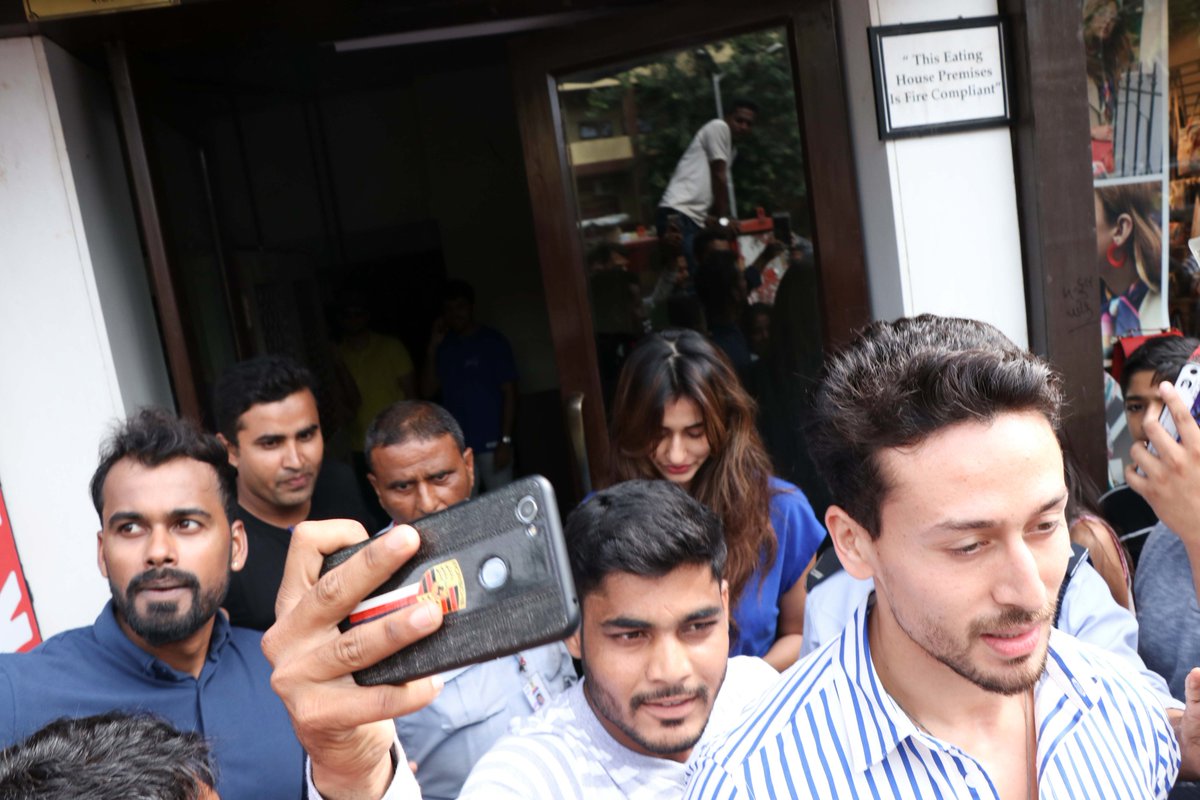 LehrenNetworks's tweet photo. #TigerShroff #DishaPatani #LatestBollywoodNews #LehrenBollywood #BollywoodNews2018 #Lehren #30YearsOfLehren
Tiger Shroff and Disha Patani spotted at Bastian.
Stay tuned to: https://t.co/C1LPiZpHo8
@iTIGERSHROFF @DishPatani https://t.co/q8Dht8TBWy