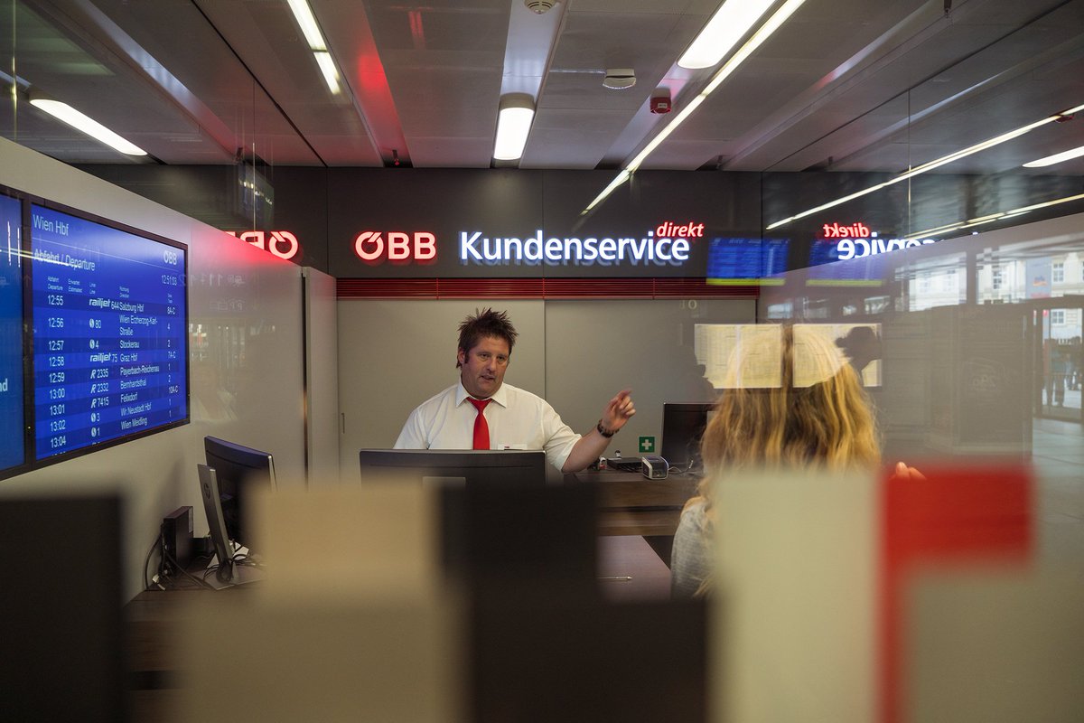 unsereOEBB's tweet photo. Endlich auch mal direkt und nicht nur hier auf Twitter eskalieren, weil der Zug drei Minuten Verspätung hat? Kein Problem. Ab sofort steht euch das KundenserviceDIREKT am Hauptbahnhof zur Verfügung. Wir hoffen, dass ihr es möglichst selten in Anspruch nehmen müsst 😉 #servicebahn https://t.co/F9SyaiJpcQ