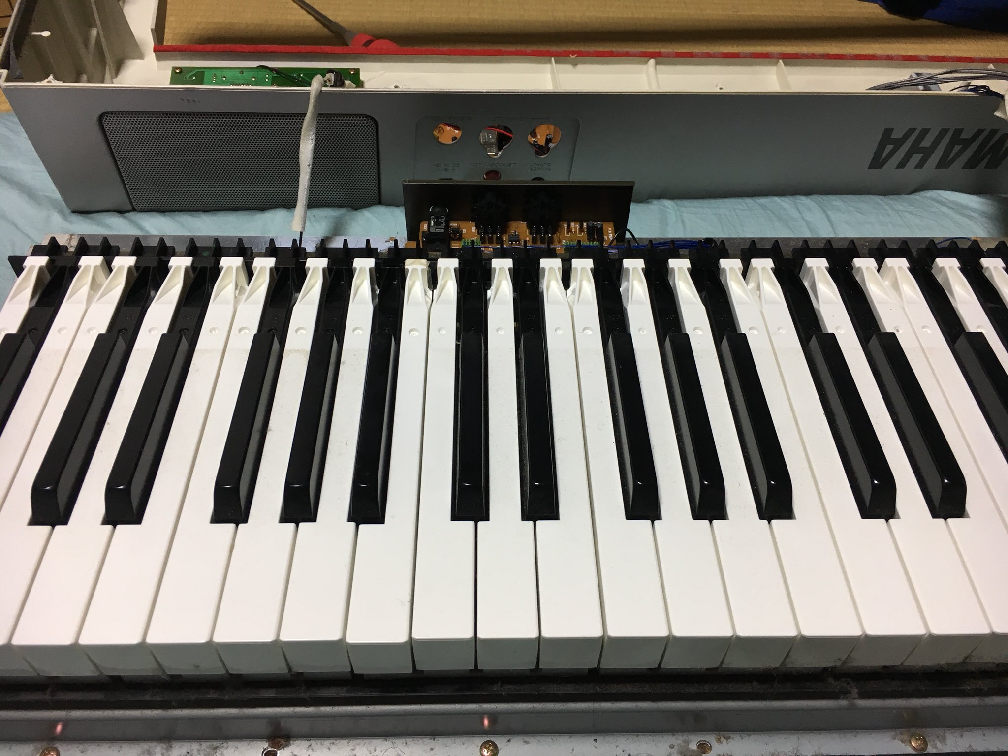 山下孝之 on Twitter: "何回目かの鍵盤修理 貰い物のYAMAHA P-60というそこそこ古い電子ピアノです。 鍵盤の根元が欠け