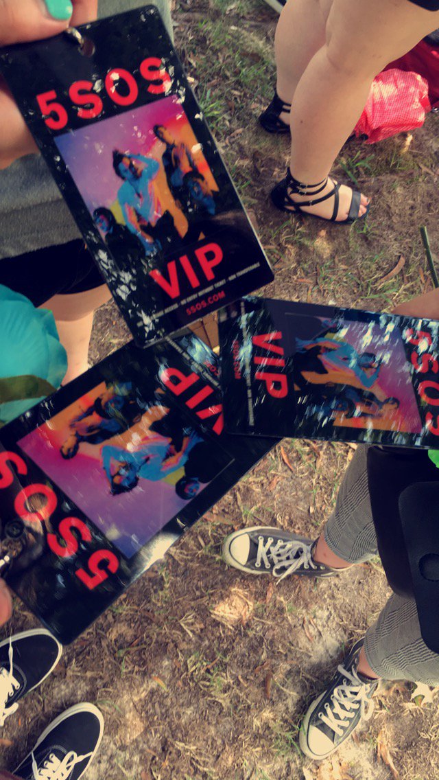 constanzac0's tweet photo. RT for barricade for your next show! (i did and i got second row and at the end, ended up in barricade) https://t.co/PJI5GzVyYR