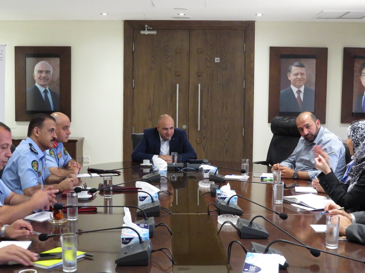 خلال اجتماع لبحث تسريع سير العمل للخدمات الإلكترونية مع إدارة ترخيص السوّاقين والمركبات  بهدف تسهيل تقديم الخدمة للمواطنين

#الأردن