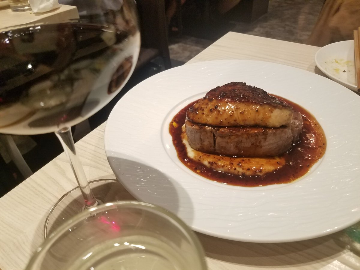 chanmako8325's tweet photo. 博多の俺のフレンチ立ち呑みじゃないしお肉美味しいしワイン美味しいしよくわからん演奏あるしとりあえず良きすぎたよ💕👏👏 https://t.co/1Kcaib5odO