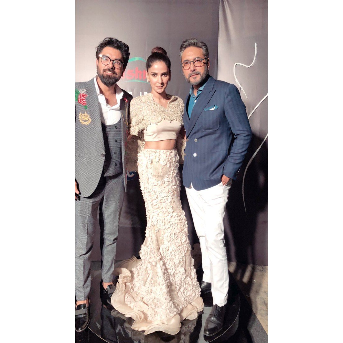 SQaddicts's tweet photo. It's a #Jaanam and #LahoreSeAagey reunion with #SabaQamar, #Yasirhussain and #AdnanSiddiqui at the #HumStyleAwards! 😍

Pics courtesy: @rraannaayy  #HSA #HSA18 #HumStyleAwards2018
https://t.co/Feiz8kzSX5 https://t.co/D6jTbpFLCg