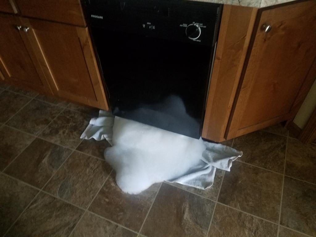 JohneRiley's tweet photo. Doing dishes...nailed it https://t.co/6DmKXA5FeY