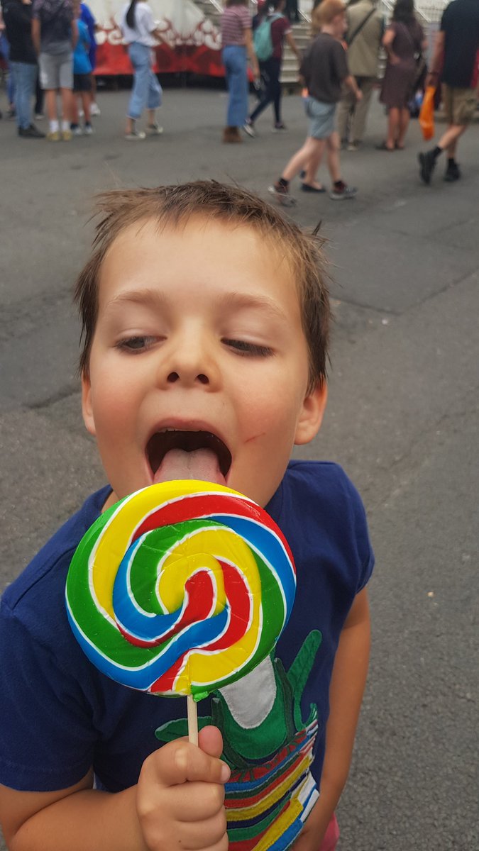thefamilyticket's tweet photo. ST Giles fair with the oldest this afternoon. #stickyface #stgiles #oxford #mummybloggers #thefamilyticket https://t.co/xw72t8dVi3