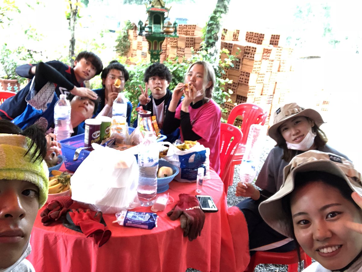 Rits2018G's tweet photo. 🇰🇭ApolloGV3日目🇰🇭

きょうはワーク1日目でした！

湿気と気温と戦いながら順調に作業を進めましたが、スコールに降られました😥

でも、現地の方々やチーム内でもコミュニケーションをとりながら良いスタートになったと思います🙆‍♂️

明日からのワークもがんばります！

#ApolloGV https://t.co/PnzcnDBSJS