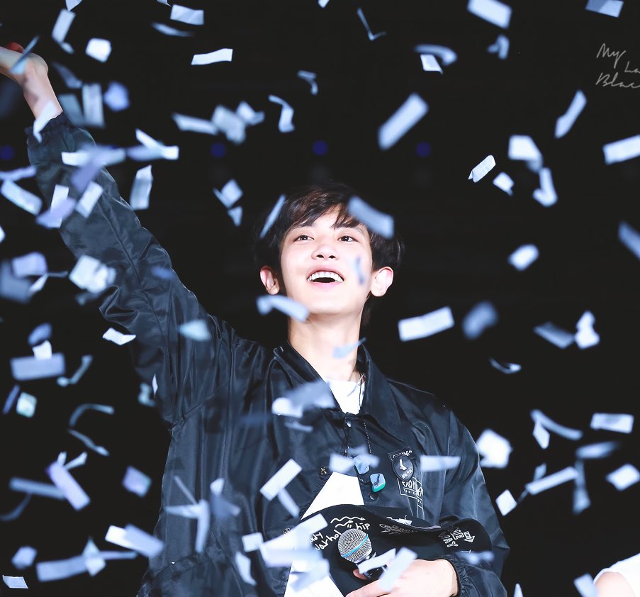 JongdaeLil's tweet photo. exo in confetti is my favorite concept.. itโs what they deserve๐คง๐
#EXO #EXO_IncheonSkyFest #exol_sobatime #EXOL_abyrinth https://t.co/xoLdpAXHNc