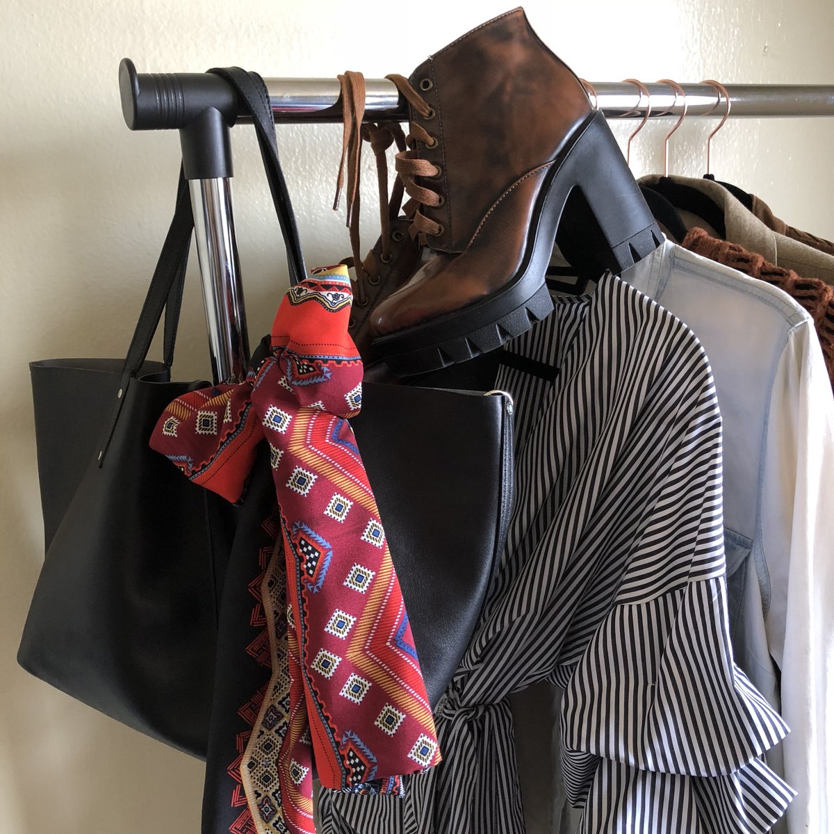 StyleOnAFly's tweet photo. Autumn Inspiration 🍂 #StyleOnAFly Debut 9.23.18 #podcast #viral #news #art #music #entertainment #tidal #spodify #apple #soundcloud #youtube #fashion #stylist #inspired #stripes #denim #cashere #sweater #wool #blazer #menswear #jacket #gold #tribal #ChristianandGrace https://t.co/jO0hhDX0Lq