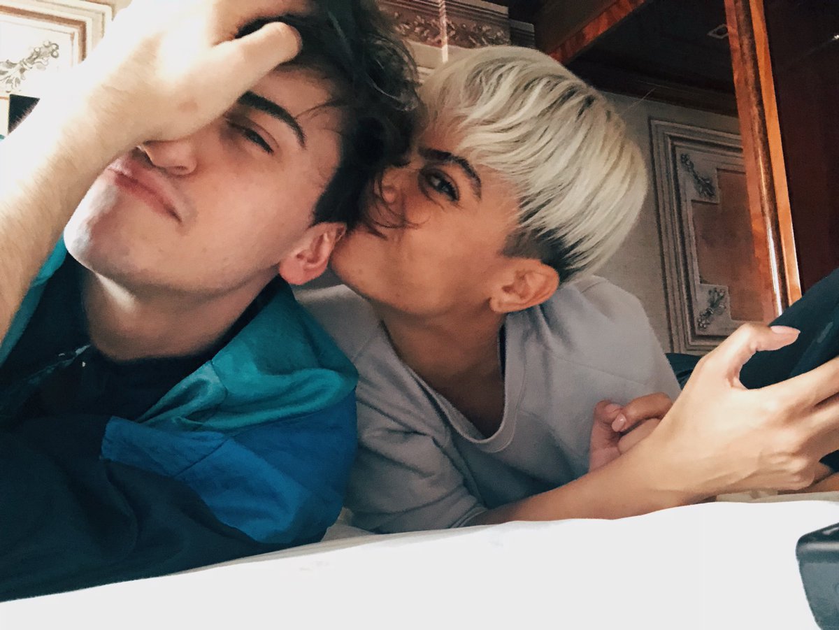 michele_bravi's tweet photo. Tutta l’estate a cantare insieme eppure non mi ha ancora portato a Bali.‘Sta stronza. https://t.co/7tvwnyHXjx