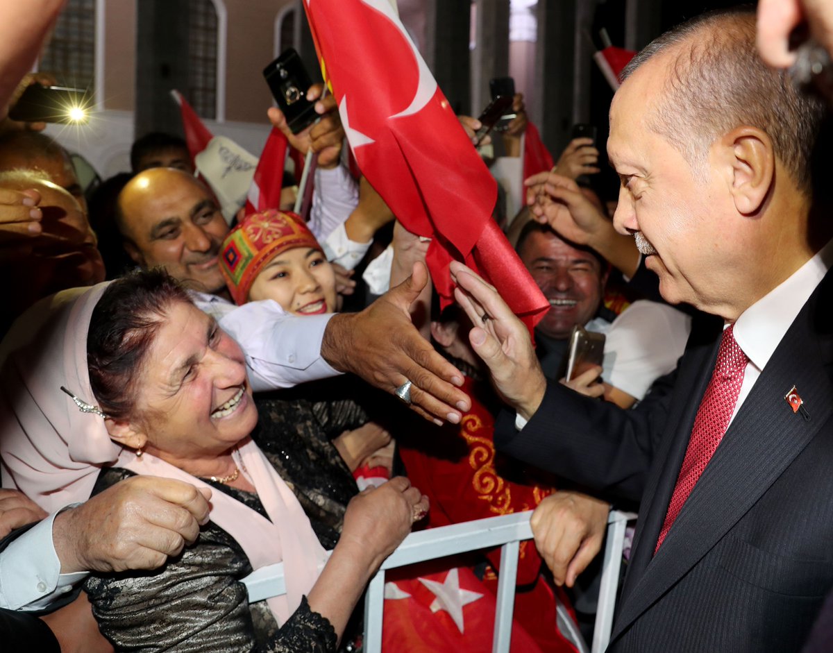 RTErdogan's tweet photo. FETÖ ile mücadelede atılabilecek müşterek adımları değerlendirdik. Siyasi, ticari, kültürel ilişkilerimizi geliştirme konusunda ortak kararlılığa sahip olduğumuzu gördük. 

İş Forumu'nda, yatırımları teşvik edecek her türlü kolaylığı sağlamaya hazır olduğumuzu ifade ettik. https://t.co/6uO1PHtQdn