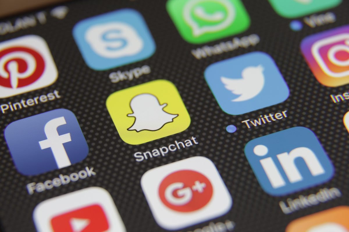 Owleni's tweet photo. Rethinking social media’s role in the fight for democracy https://t.co/40Iy2aQG33 Hootsuite CEO @invoker shares ideas with @VentureBeat https://t.co/czsiV4PPKt