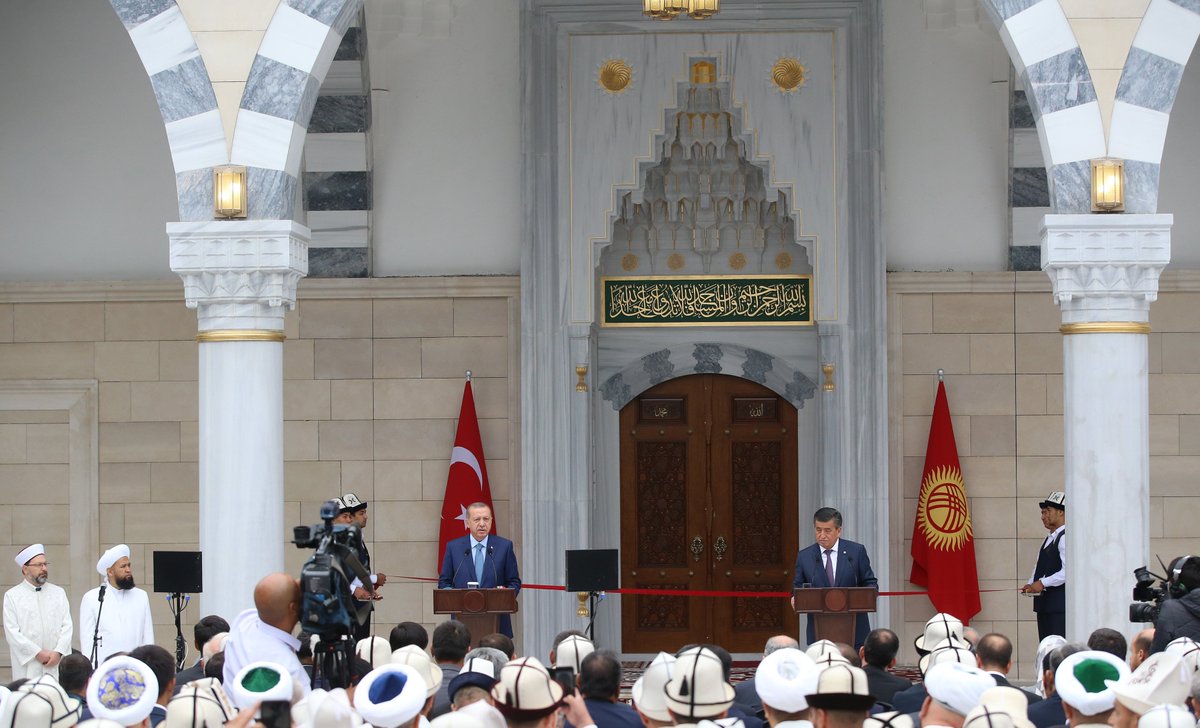 RTErdogan's tweet photo. Kültürel bağlarımızı daha da güçlendirecek olan Bişkek Cumhuriyet Merkez İmam Serahsi Camii’nin açılışını gerçekleştirdik. 

3. Göçebe Oyunlarının açılışına katıldık. Kırgızistan’ın dünya kültür mirasına kazandırdığı bu oyunları, 2020 yılında inşallah ülkemizde düzenleyeceğiz. https://t.co/u6yRCIVxmR