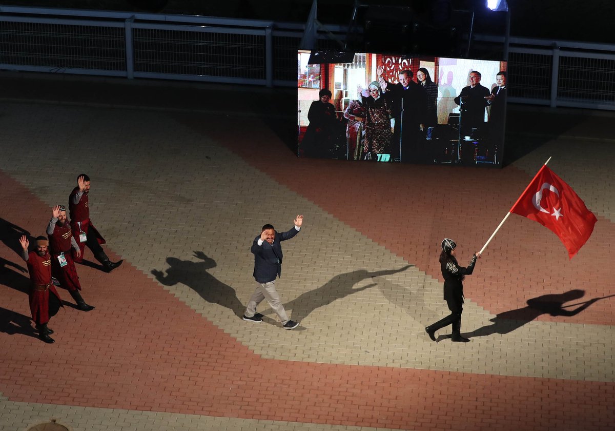 RTErdogan's tweet photo. Kültürel bağlarımızı daha da güçlendirecek olan Bişkek Cumhuriyet Merkez İmam Serahsi Camii’nin açılışını gerçekleştirdik. 

3. Göçebe Oyunlarının açılışına katıldık. Kırgızistan’ın dünya kültür mirasına kazandırdığı bu oyunları, 2020 yılında inşallah ülkemizde düzenleyeceğiz. https://t.co/u6yRCIVxmR