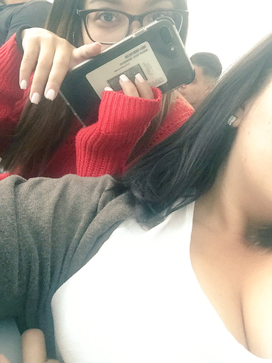 camiilaaax's tweet photo. chill tuiteando en intro a medios ๐๐#twitterfever #besties https://t.co/SII47nImju